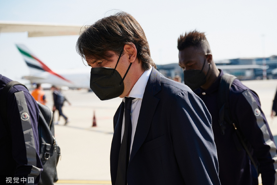 智利中场大将比达尔一边快步行走，一边手持电话进行沟通。他眉头微蹙，姿态潇洒，展现出球场硬汉场外的另一面。