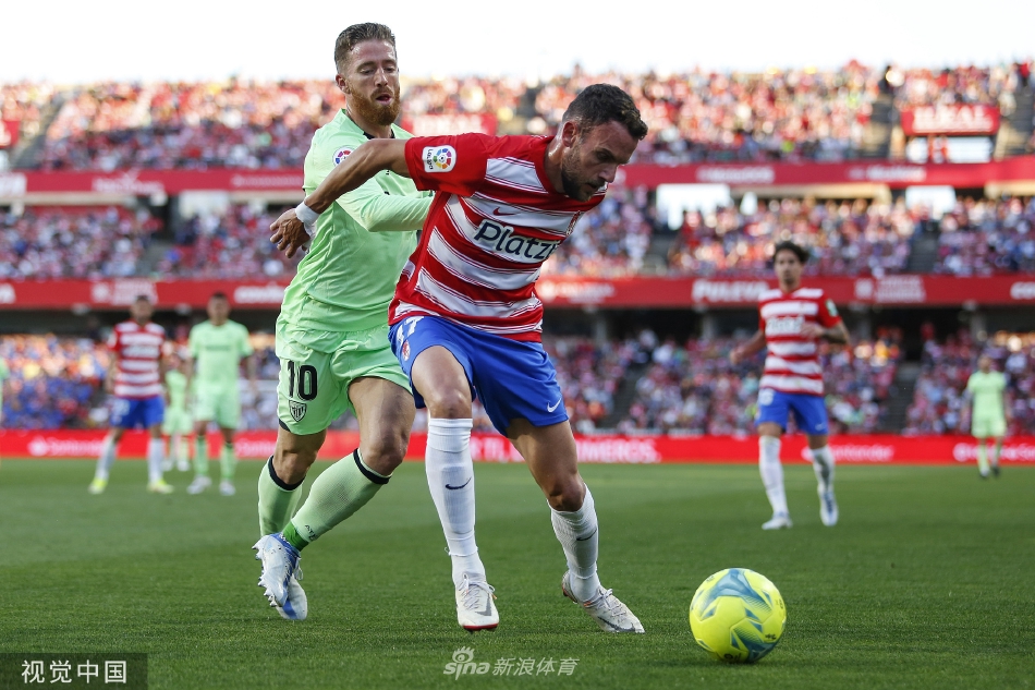 终场哨响，格拉纳达替补席全员狂喜冲入球场，与场上队员激动拥抱，绿色的草坪瞬间被欢庆的红色人潮淹没。