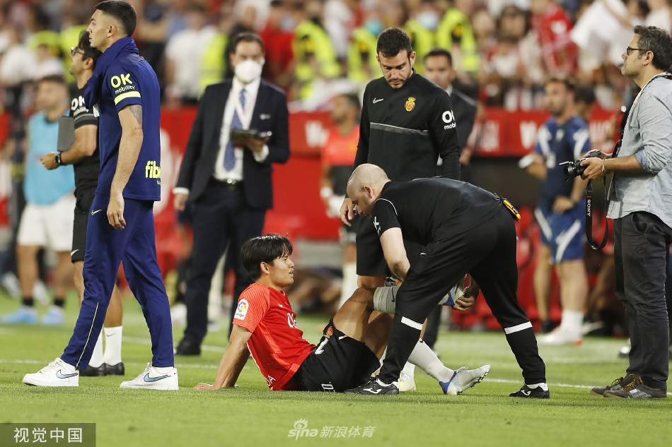 双方球员在中场展开激烈拼抢，人仰马翻的场面凸显了本场比赛寸土不让的高强度对抗。