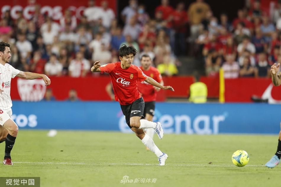 塞维利亚队长在比赛间隙向队友大声呼喊，鼓舞士气，试图在最后阶段打破场上僵局。