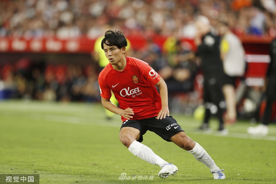 马洛卡后卫在门线前关键解围，用身体挡住了塞维利亚几乎必进的捅射，上演了门线救险的精彩一幕。