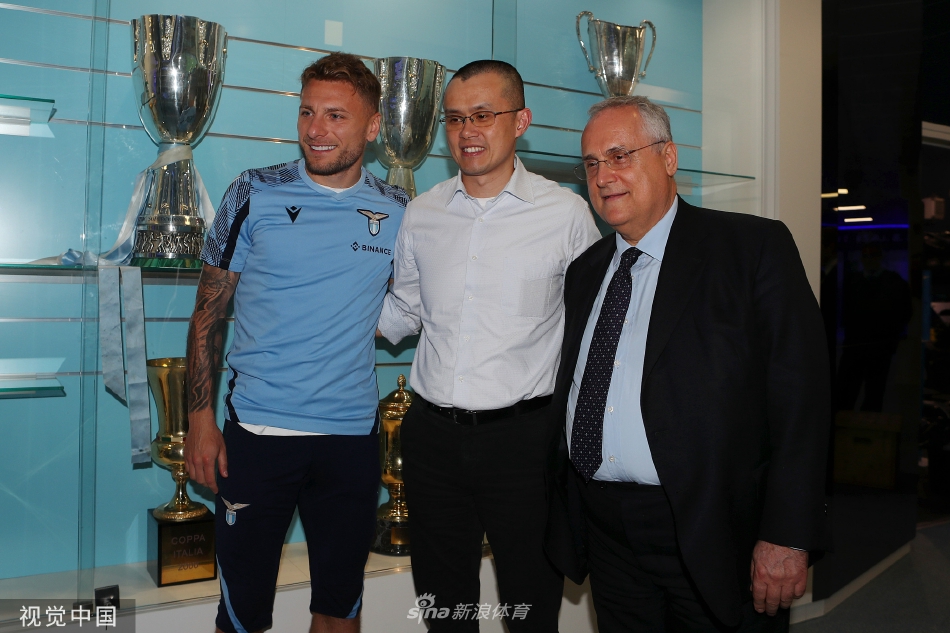 赵长鹏与拉齐奥全队并肩而立，在训练场边留下大合影，他手持球衣站在人群中央