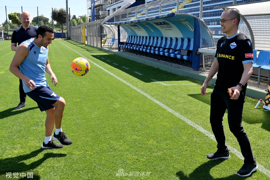 访问结束之际，赵长鹏微笑着向拉齐奥的训练基地挥手作别，身后是经典的意大利建筑与绿树
