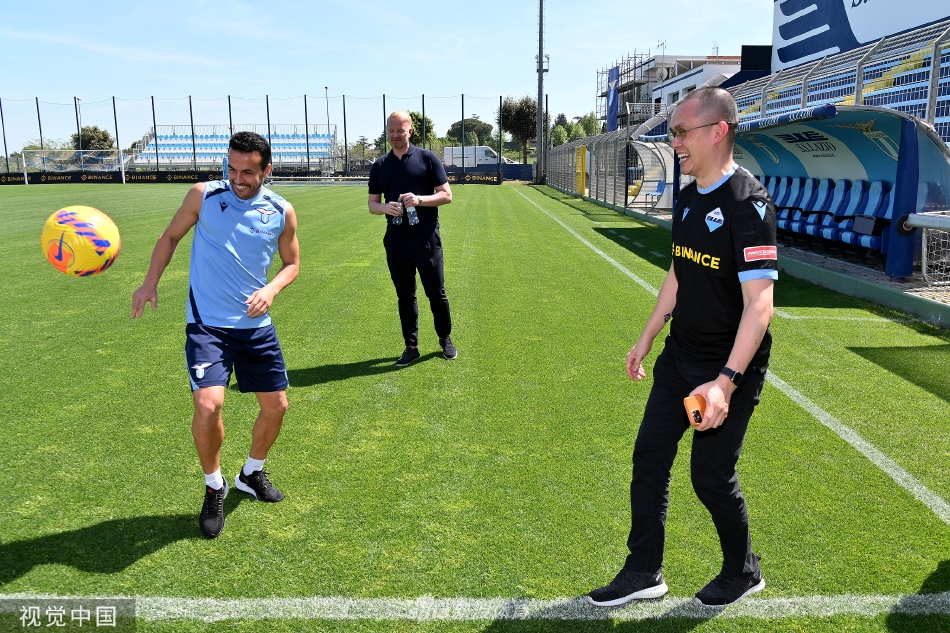 赵长鹏专注地观看拉齐奥球员进行分组对抗训练，眼神中流露出对团队协作与专业精神的欣赏