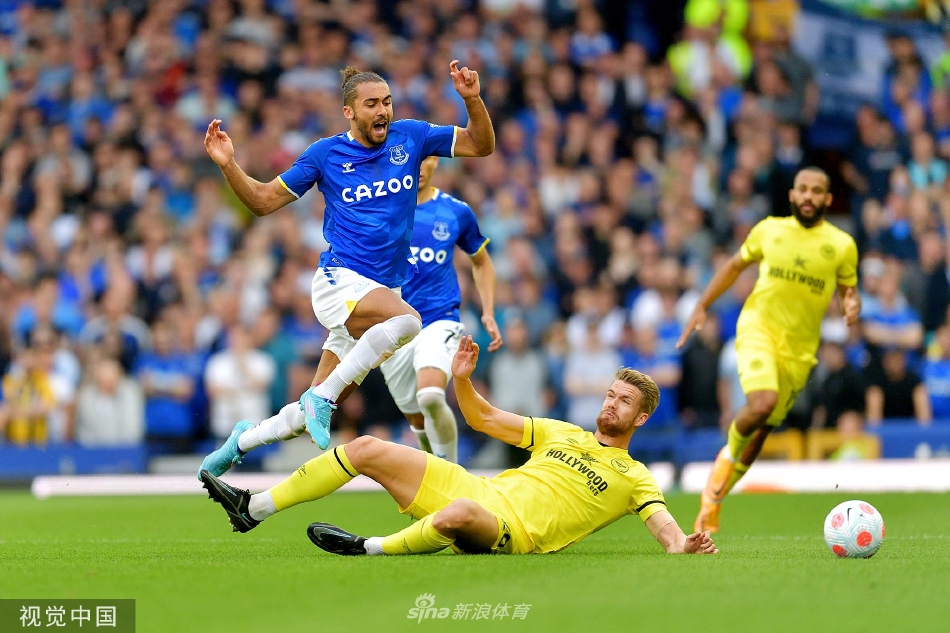 比赛关键时刻，两队球员在禁区内激烈争抢高空球，门将全神贯注准备扑救