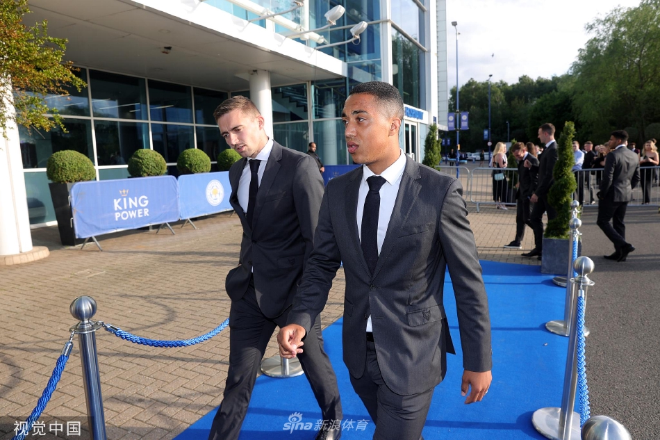 詹姆斯·麦迪逊手持男足赛季最佳球员奖杯，面带谦逊而坚定的笑容，他是球队进攻的灵感源泉。