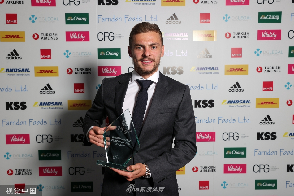 比利时中场大师尤里·蒂勒曼斯展示赛季最佳进球奖，背景仿佛还能看到他那个精彩吊射的弧线。