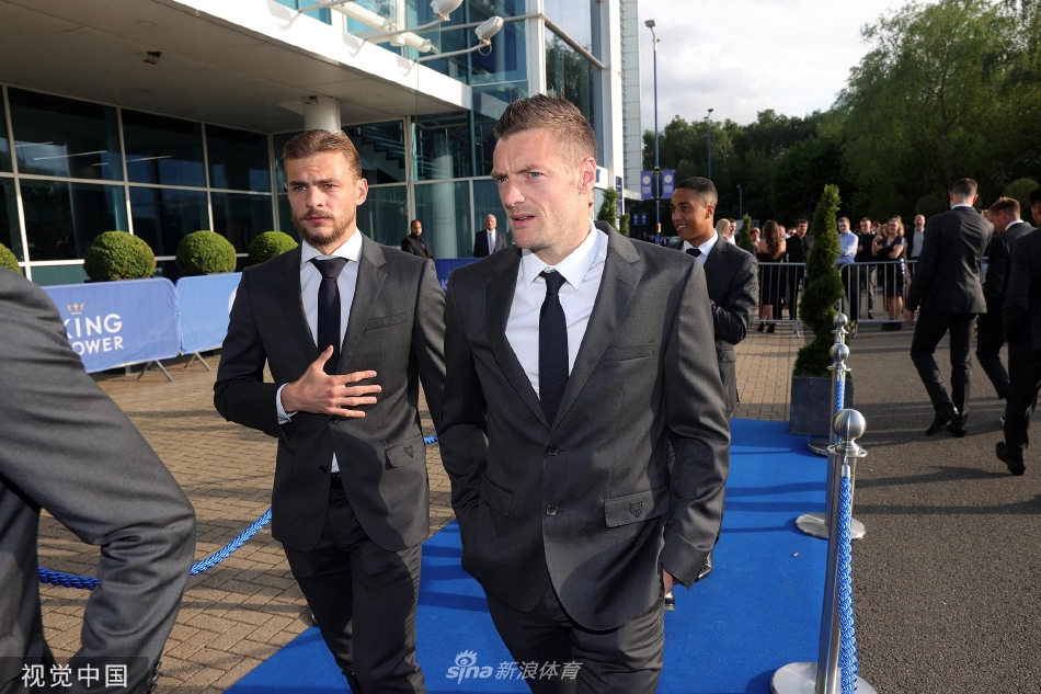 莱斯特城梯队年轻球员们齐聚一堂领奖，画面充满朝气，代表着俱乐部生生不息的青训力量。