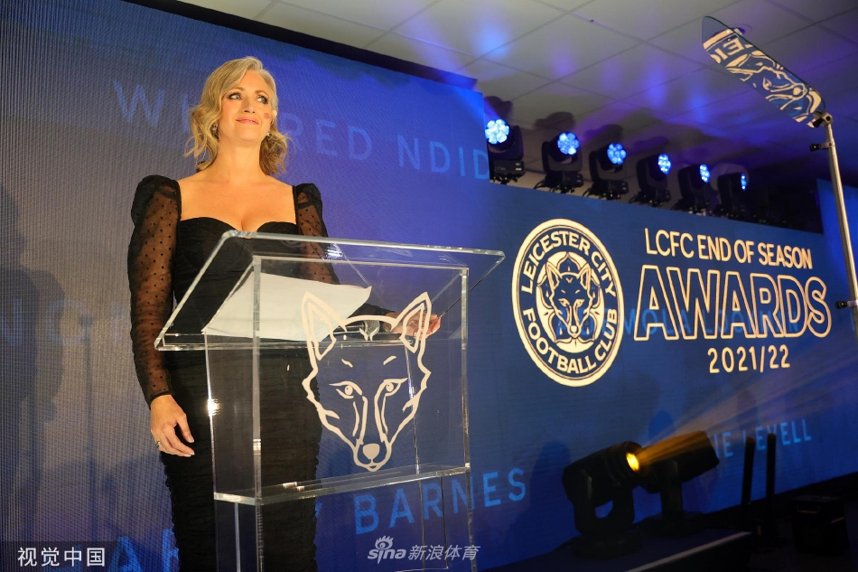 青训骄子基尔南·杜斯伯里-霍尔荣获双料大奖，笑容灿烂，象征着莱斯特城未来的希望。