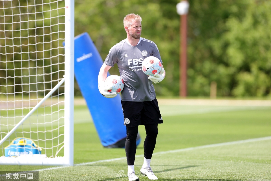 后防中坚韦斯利·福法纳力压队友争抢头球，肌肉贲张，展现出极强的空中统治力和防守决心。