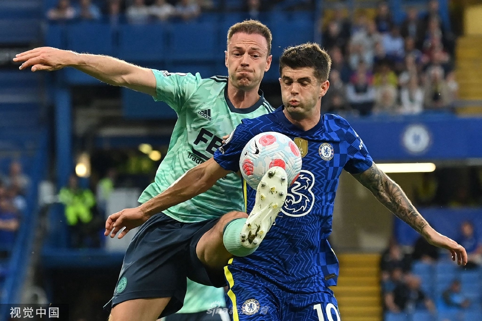 莱斯特城球员狂奔庆祝绝平进球，橙黄色球衣在蓝色背景中格外耀眼