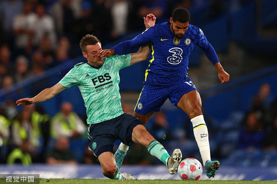 切尔西球员激情相拥庆祝进球，蓝色身影在绿茵场上绽放胜利喜悦