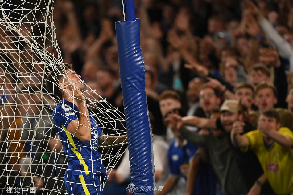 切尔西球员面露遗憾目送皮球入网，门将跪地背影写满无奈