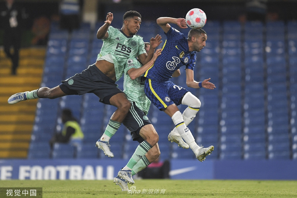 莱斯特城球员在切尔西禁区内凌空抽射，皮球如出膛炮弹直飞网窝