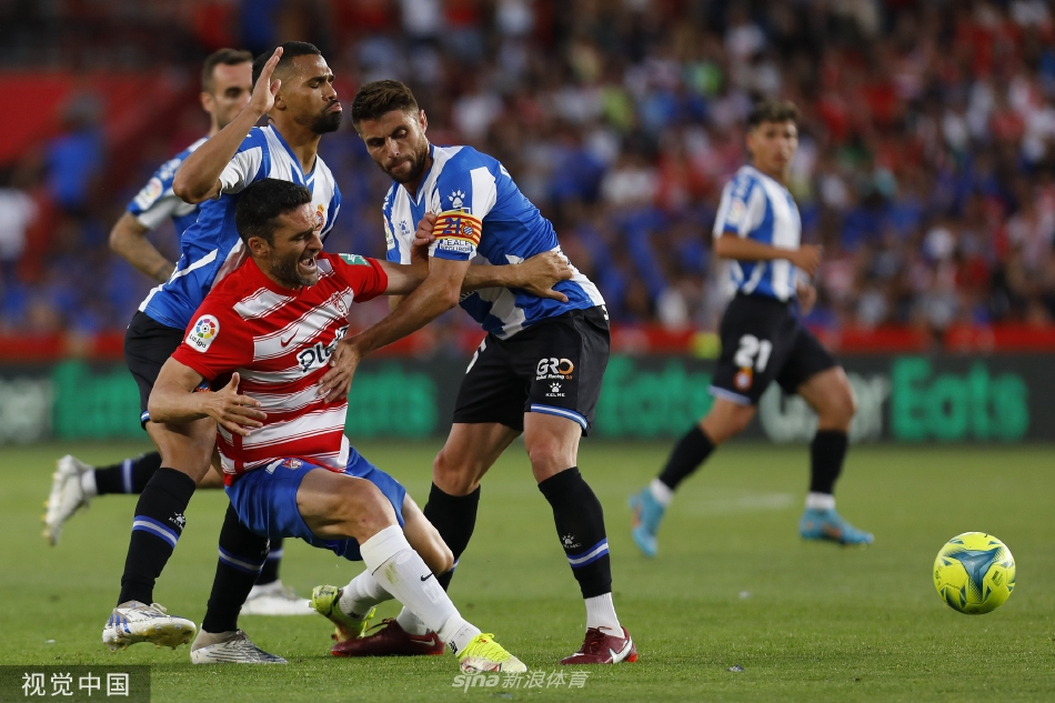 武磊替补登场后积极前插，在格拉纳达防线中寻找进攻机会