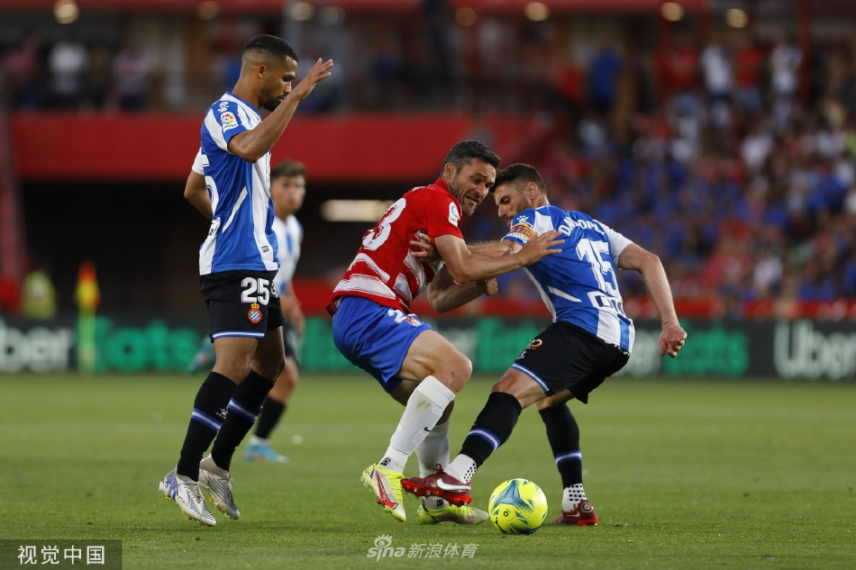 武磊在比赛中与对手拼抢，展现了中国球员在西甲赛场上的不懈斗志