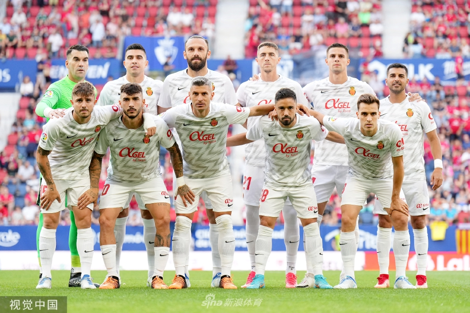 奥萨苏纳球员低头黯然离场，背景是庆祝胜利的马洛卡队员，胜负世界的残酷与喜悦在此刻形成鲜明对比