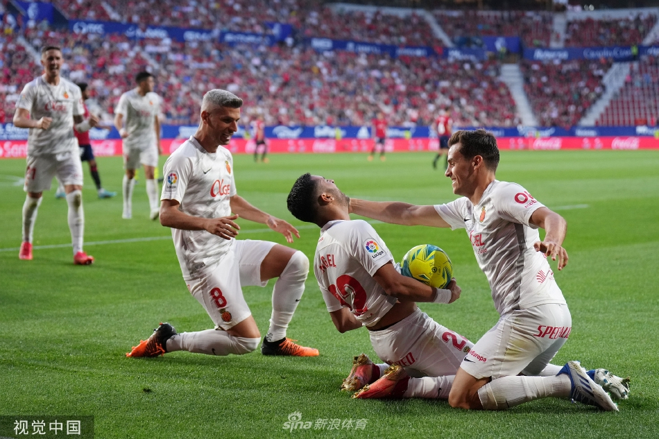 终场哨响后，马洛卡全队手拉手走向客队看台，向远道而来的支持者鞠躬致谢，温馨场面令人动容