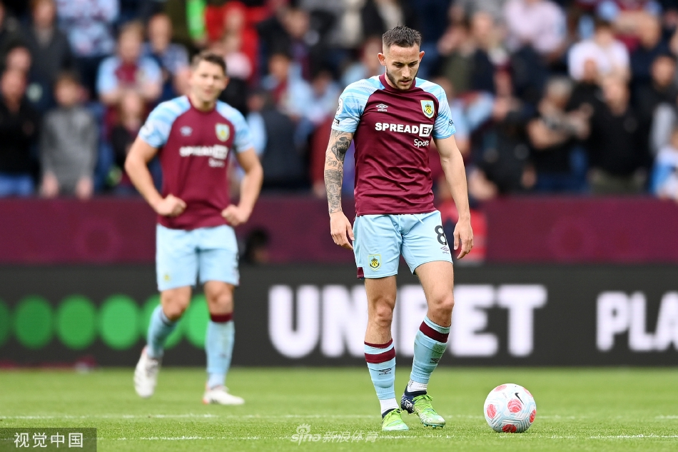 纽卡斯尔联队前锋卡勒姆·威尔逊梅开二度后张开双臂激情奔跑庆祝，他的身影在伯恩利后防球员沮丧的背景下格外突出。