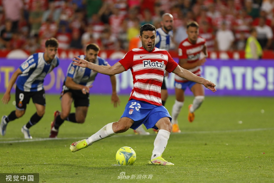 格拉纳达球员错失点球良机后，西班牙人球员们如释重负相互击掌