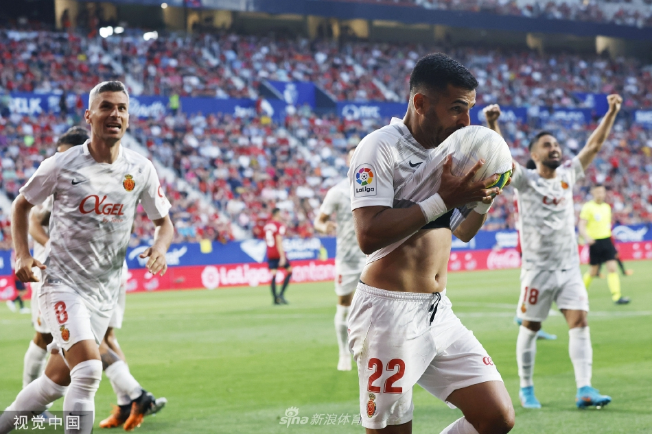 马洛卡球员进球后激情滑跪庆祝，在草皮上留下深深的痕迹，队友从后方飞奔而来分享喜悦