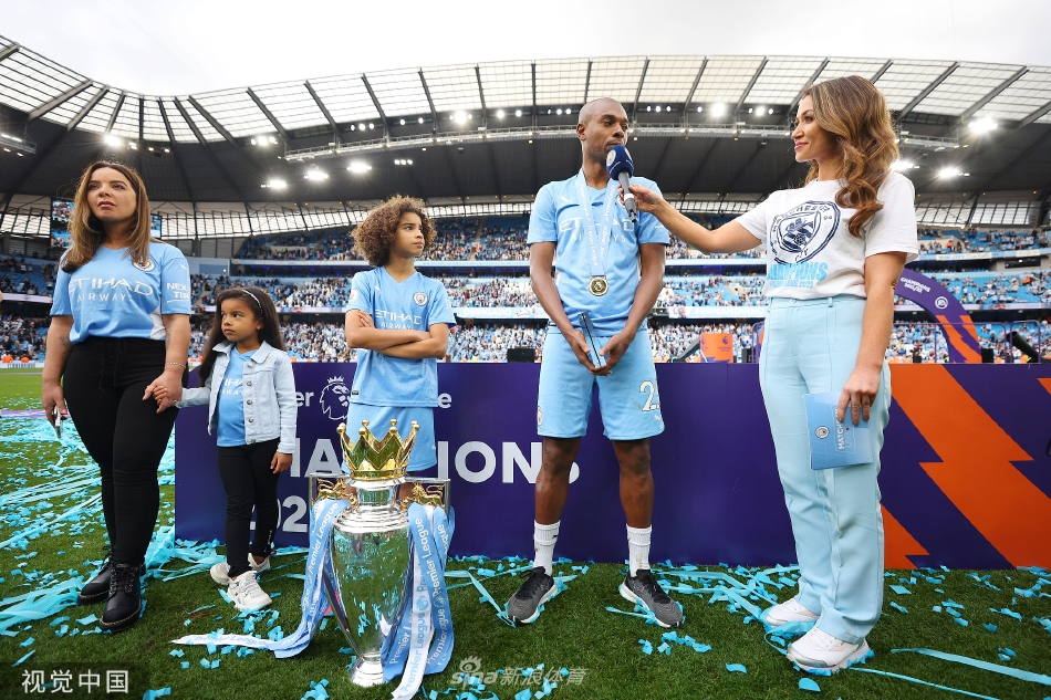 费尔南迪尼奥身披巴西国旗，眼含热泪向看台上的球迷挥手致意，场面感人至深。