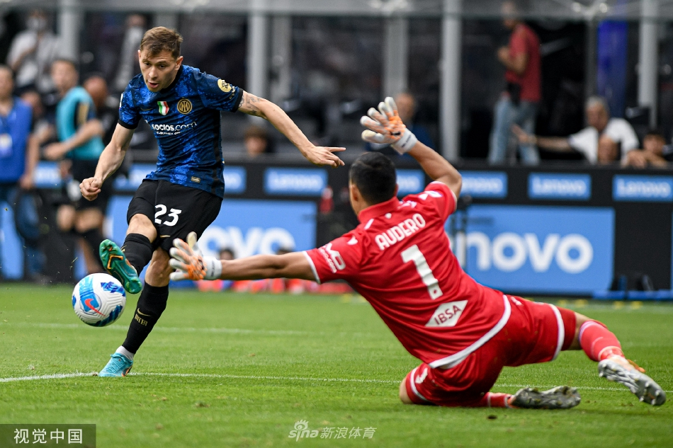 佩里西奇突破桑普多利亚防线，展现其招牌式的犀利边路进攻