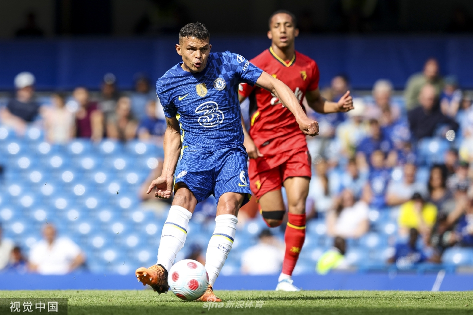 切尔西球员在巴克利绝杀后疯狂涌向角旗区庆祝，人群簇拥下的巴克利激情怒吼，斯坦福桥的看台陷入沸腾的海洋。