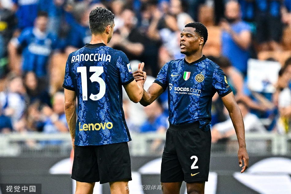 国际米兰球员赛后向主场球迷致谢，场面温馨而感人