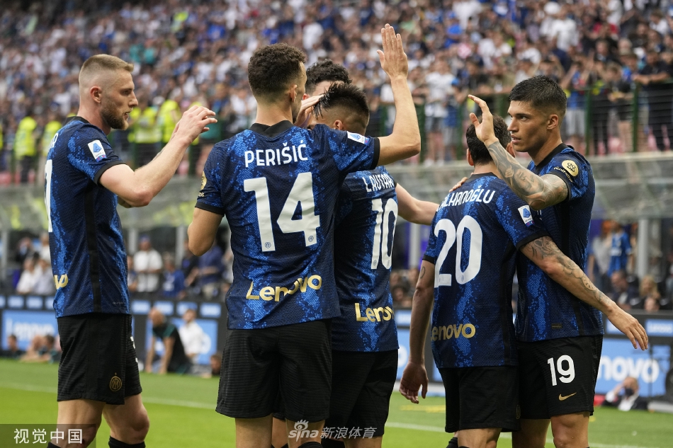 比赛全景，梅阿查球场看台人山人海，沉浸在蓝黑色的欢庆海洋中