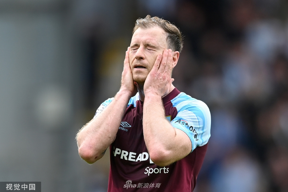 比赛结束后，伯恩利球员手拉手走向死忠球迷看台，向支持者致谢，看台上响起经久不息的掌声，场面悲壮而感人。