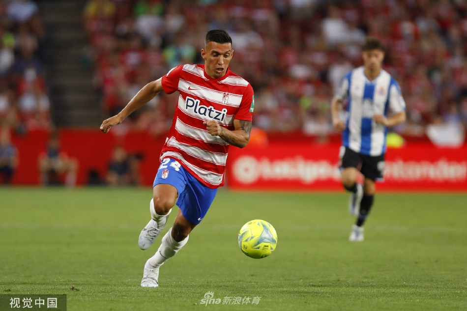 比赛结束后，失望的格拉纳达球员瘫倒在草地上，而降级的命运已无法更改