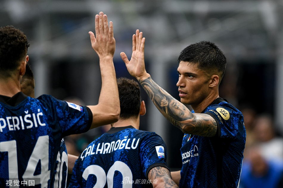 国际米兰对阵桑普多利亚的激烈开场，双方球员在梅阿查球场的万众瞩目下奋力拼抢