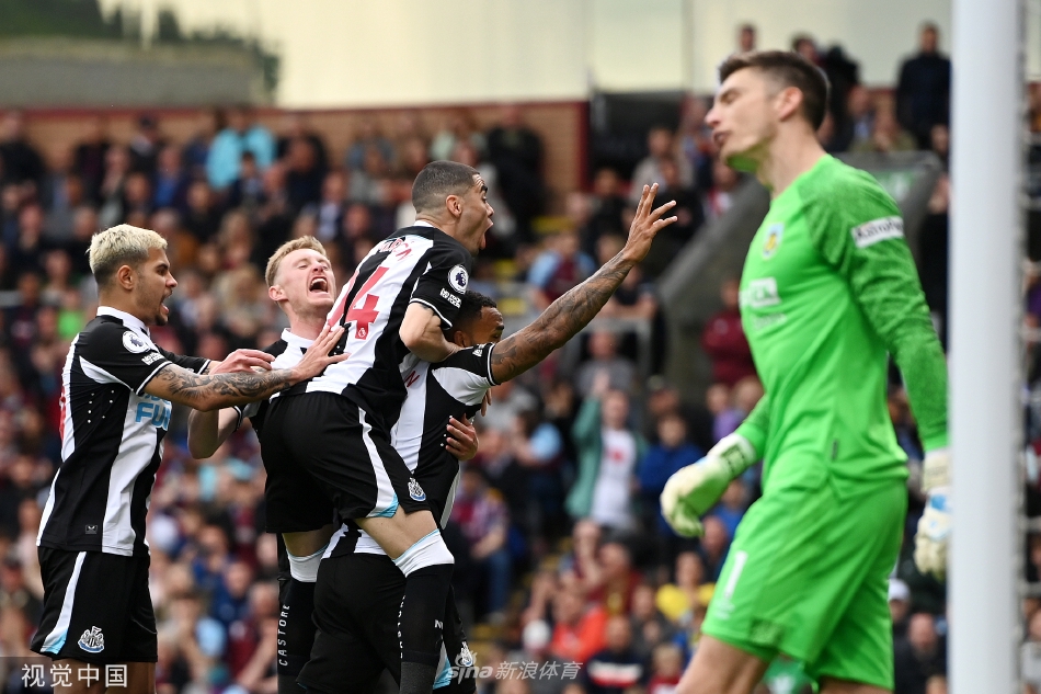 伯恩利球员马特·塔尔科夫斯基高高跃起，力压防守队员，将球狠狠顶入纽卡斯尔球门，瞬间点燃主场球迷希望。