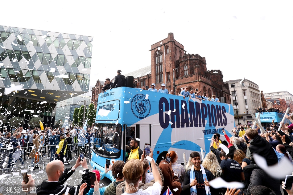 主帅瓜迪奥拉深情亲吻英超冠军奖杯，周围球员纵情欢呼，这一刻凝聚了整个赛季的智慧、汗水与激情。