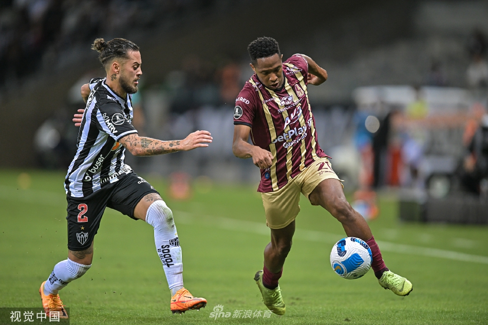 比赛结束后，两队球员相互致意，交换球衣，体现了足球运动中的尊重与体育精神