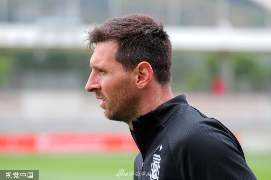 梅西与队友帕雷德斯在训练中紧密协作，一次精妙的短传配合彰显了彼此间的默契。