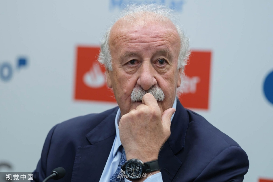 卡西利亚斯与小学员们围坐一圈，亲切交谈并开怀大笑，现场洋溢着轻松愉快的氛围