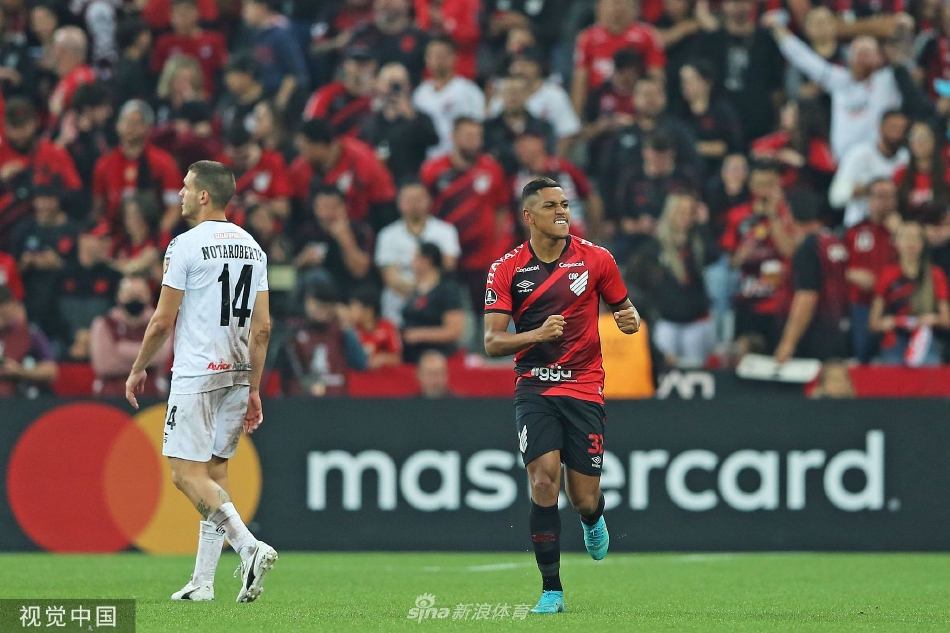 双方球员在中场展开激烈拼抢，四名球员的腿交织在一起，草皮飞溅，展现了南美足球毫不妥协的竞争精神和身体对抗强度。