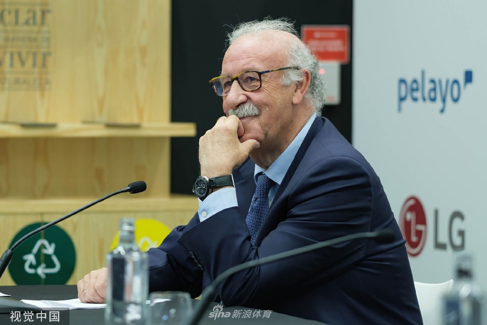 博斯克和卡马乔两位足坛智者坐在场边，目光如炬地望向球场，仿佛正在审视和评估年轻一代的潜力