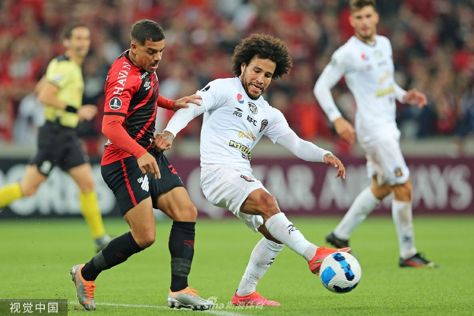 比赛结束后，双方球员相互拥抱致意，汗水浸透的球衣、搭在彼此肩上的手臂，体现了竞技体育中珍贵的尊重与友谊。