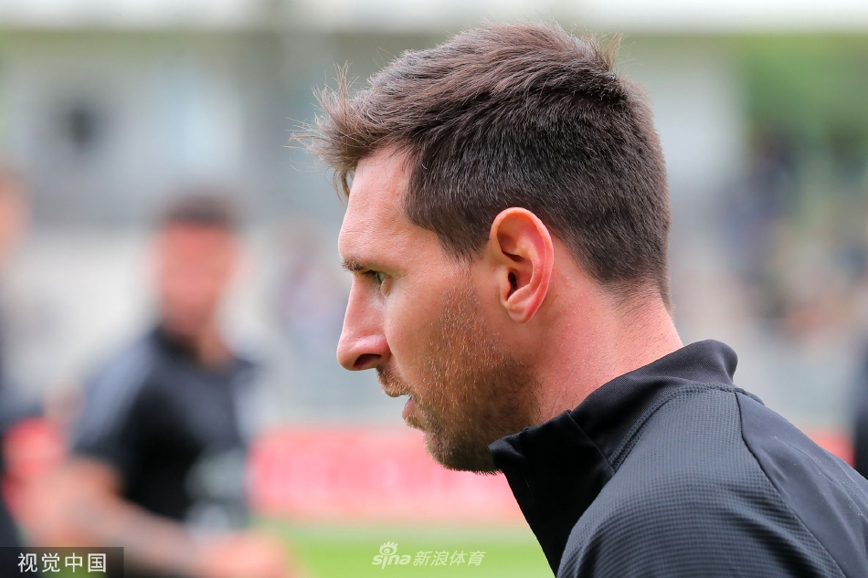 阿根廷队进行战术演练，球员们在绿茵场上积极跑动，形成有序的整体攻防阵型。