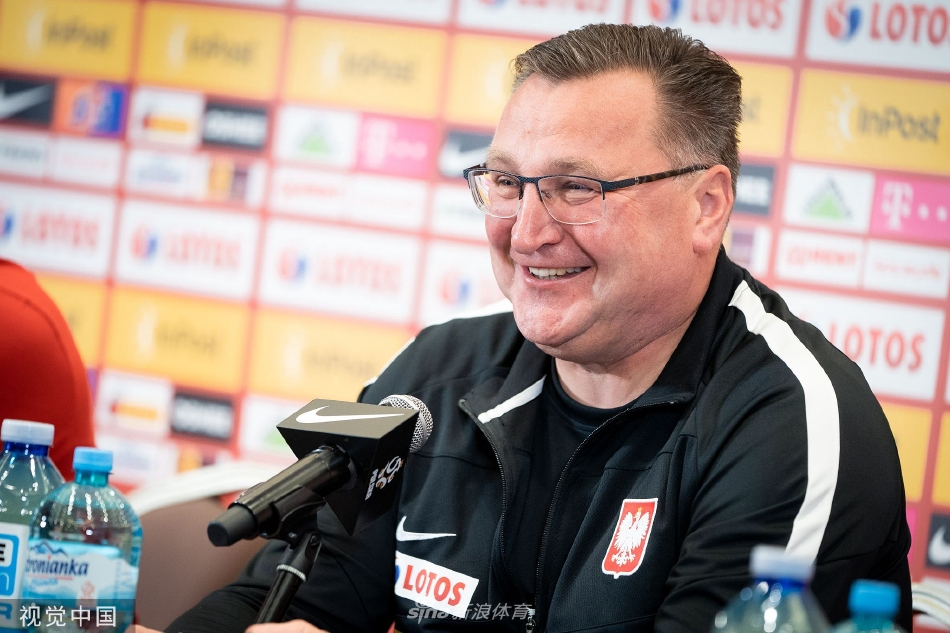 莱万面对众多媒体话筒，从容阐述自己的立场与决定