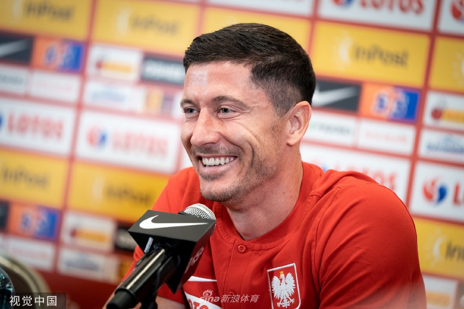 镜头捕捉到莱万思考的瞬间，未来充满未知与可能