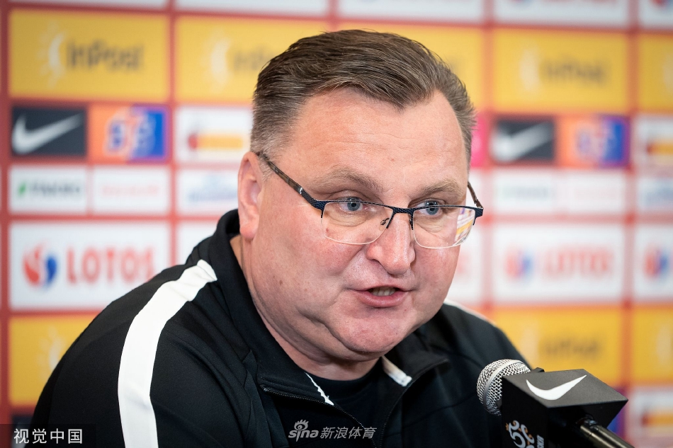 波兰队长在发布会现场凝神倾听，肩负着球队前进的重任