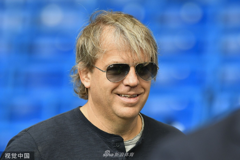 交易完成后，切尔西主场斯坦福桥球场沐浴在阳光下，静待新篇章