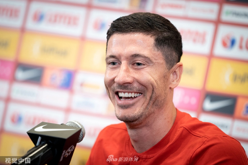 发布会结束，莱万的背影仿佛寓意着一段旅程的结束与另一段旅程的开始