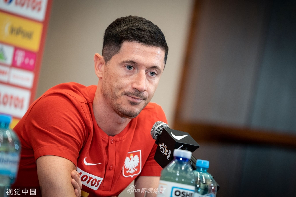 发布会上的莱万神情专注，向全世界宣布一个重大决定