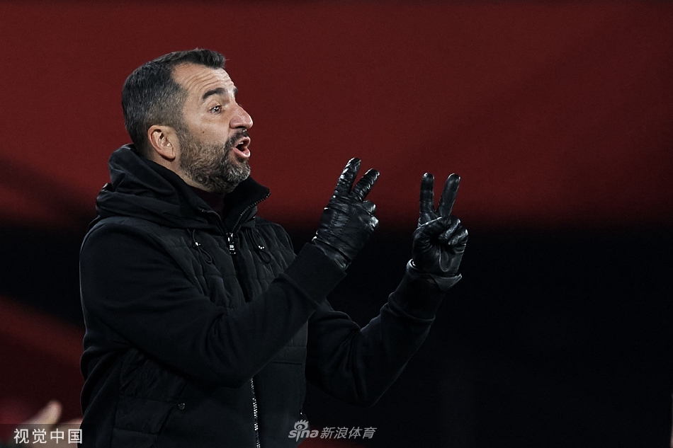 新任主帅在科尔内拉球场中央驻足，凝望看台仿佛在构思未来蓝