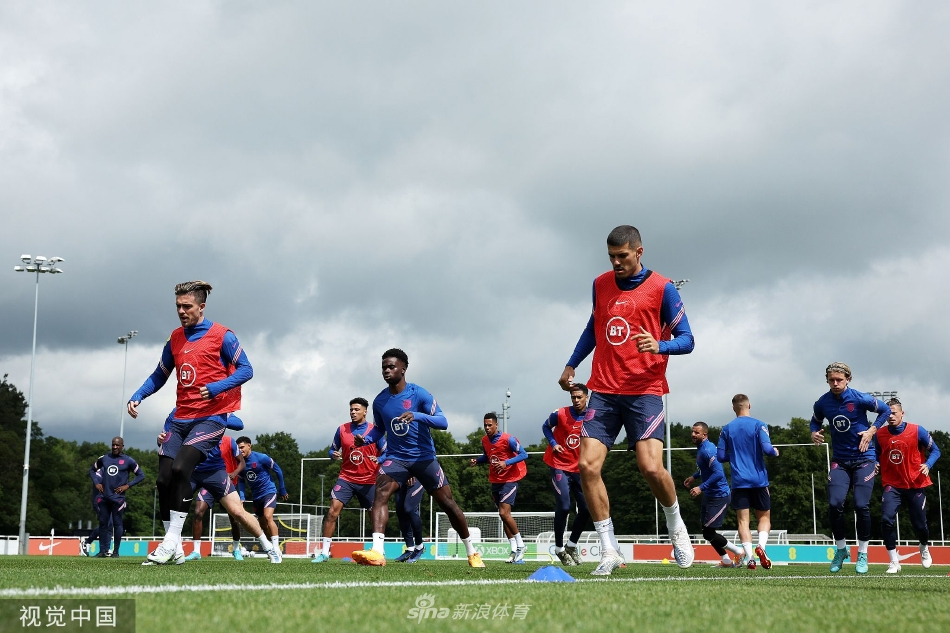 英格兰队两名防守球员在训练中进行高强度对抗拼抢，身体激烈碰撞，展现出顶级赛事的竞技强度。